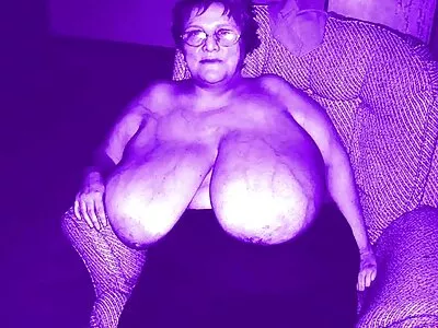 Videoclipul Looking Good (Carol Castro) mature 60 sexy