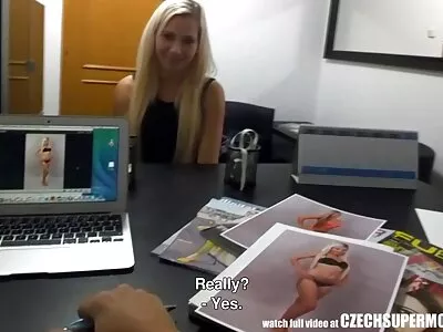Video cu sexi mature video o fată drăguță cu ochelari lângă piscină (Ava Taylor)