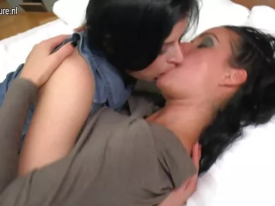 Videoclip cu sexi mature tube serviciu dublu (Kira, Kira Rodriguez, Kira Kener)